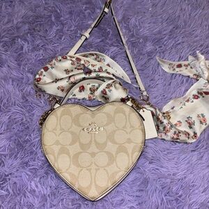 Coach Heart Crossbody Bag in Signature Canvas -Gold/Light Khaki Chalk CJ450
